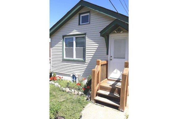  Cottage entrance w. motion light