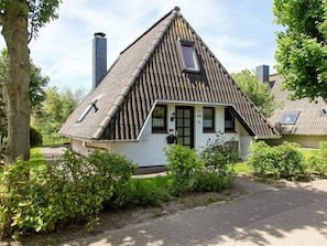 Pflanze, Himmel, Wolke, Fenster, Gebäude, Haus, Baum, Grundstueck, Hütte, Gras