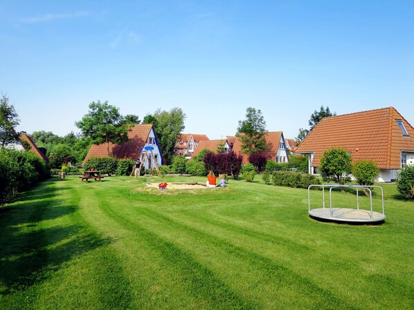 Lawn, Grass, Property, Yard, Land Lot, Natural Landscape, Estate, Residential Area, Grassland, Daytime