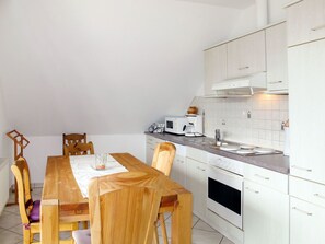 Zimmer, Eigentum, Küche, Möbel, Interior Design, Haus, Gelb, Gebäude, Cabinetry, Fussboden