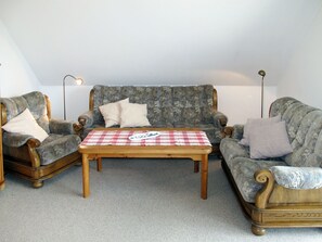 Möbel, Zimmer, Couch, Eigentum, Wohnzimmer, Fussboden, Tabelle, Futon, Interior Design, Studio Couch