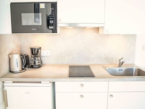 Countertop, Küche, Cabinetry, Küchengerät, Spüle, Interior Design, Armatur, Sinken, Zapfhahn, Major Appliance