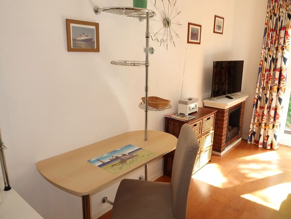 Table, Cadre, Meubles, Design Intérieur, Bureau, Bois, Chaise, Sol, Bâtiment