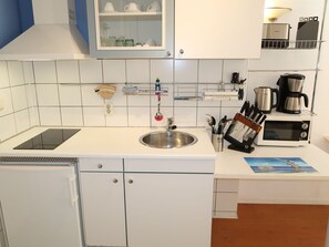 Cabinetry, Evier, Évier, Comptoir, Propriété, Produit, Cuisine, Robinet, Cuisinière, Design Intérieur
