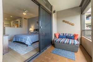 Master bed and daybed on the lanai