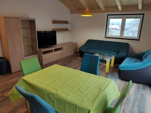 Ferienwohnung Staufenblick, 64 qm, bis 5 Personen, 2 Schlafzimmer, Balkon-Wohnzimmer mit Wohnwand und Esstisch