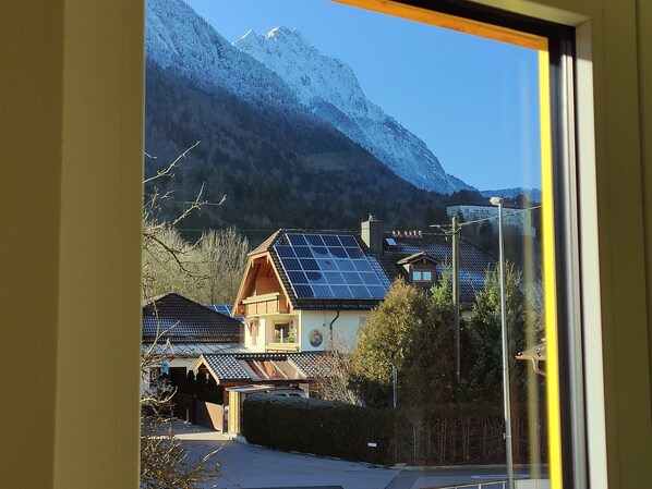 Ferienwohnung Staufenblick, 64 qm, bis 5 Personen, 2 Schlafzimmer, Balkon-Aussicht Wohnzimmer