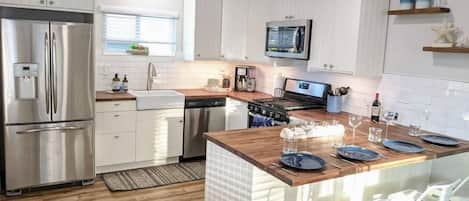 Fully equipped kitchen and dining area