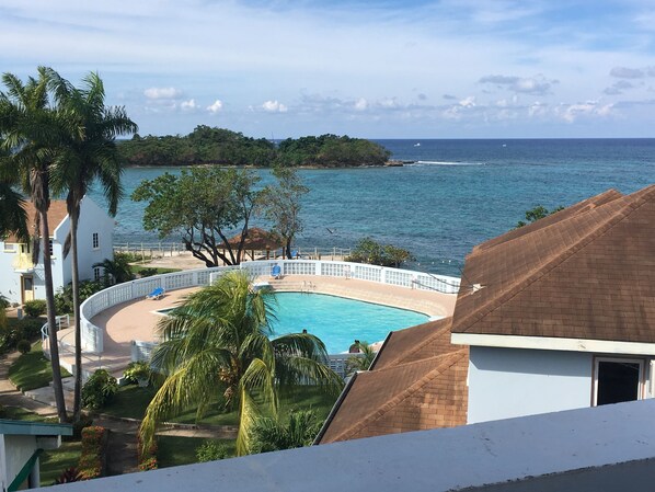 Jump out of the ocean, fresh shower and a dip in the pool. Perfect trifecta!