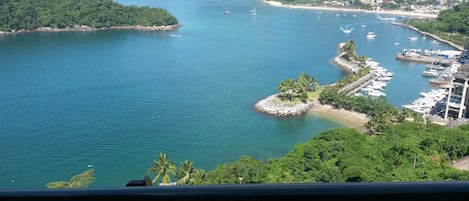 Vista da Varanda. marina e praias da região