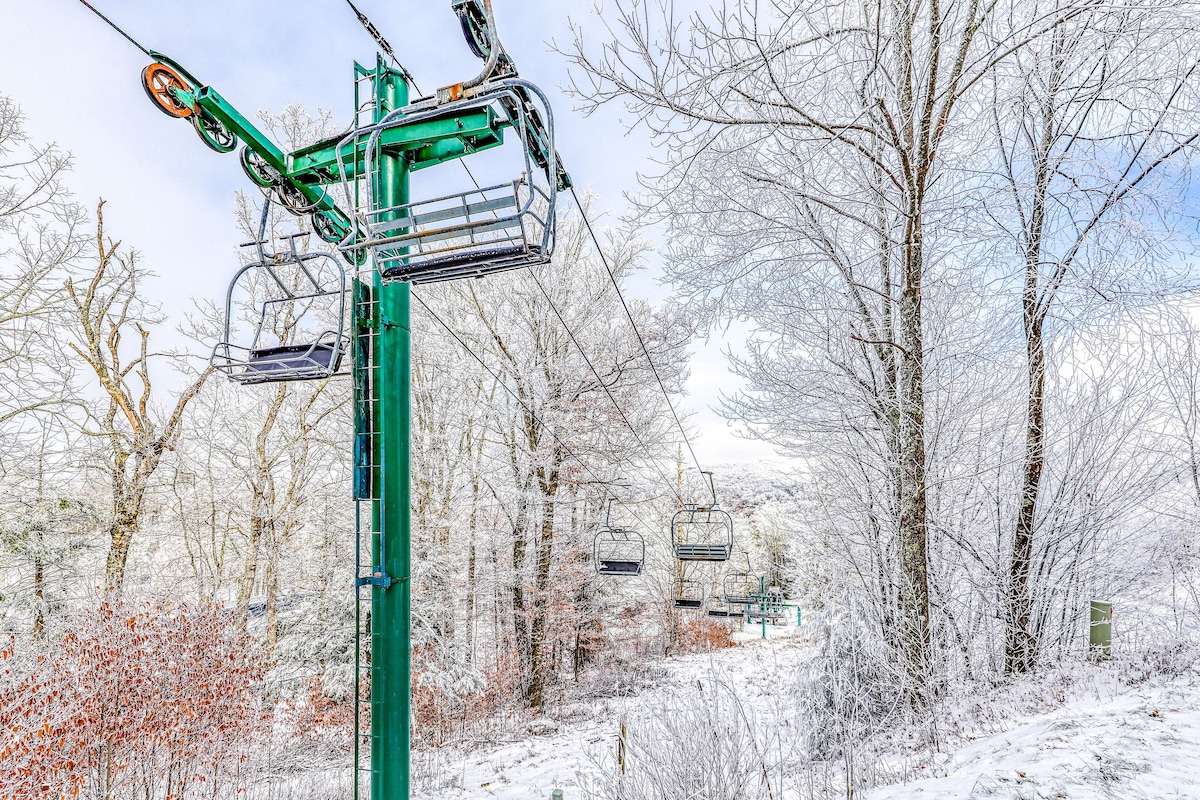 Ski-in/ski-out condo with shared tennis courts and views of the slopes