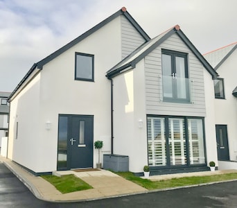 Sleeps 8: Modern, detached house with parking & garden, 3 mins drive to beaches