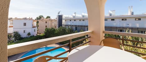 Terraza con vistas a la piscina comunitaria