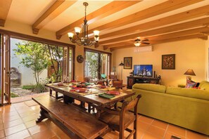 Living Room / AC / Ceiling Fan / Wi - Fi / TV Netflix