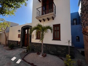 3 BD, 3 bathroom, tower / 2 Bikes steps from Community pool