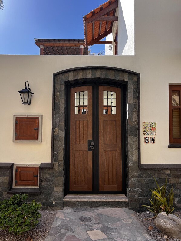 3 BD, 3 bathroom, tower / 2 Bikes steps from Community pool