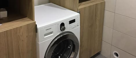 La salle de bain équipée d'un lave linge ( le sèche linge arrive...)