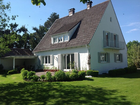  This small house hasn't lost its charm dating back to the 50ies.
