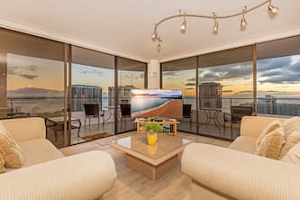 Ocean & Sunset Panoramic Views at Canterbury Place Romantic Getaway by Beach