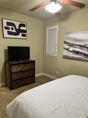 Guest room with King bed
