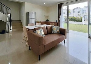 Living Room direct facing the backyard.