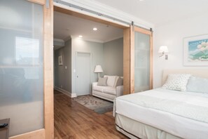 King size bed, clean linens. Queen Pull out