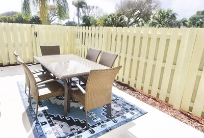 • The Coastal Haven • Walk To Beach! • REMODELED •