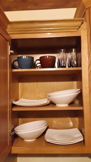 Bold & artistic dining ware set.