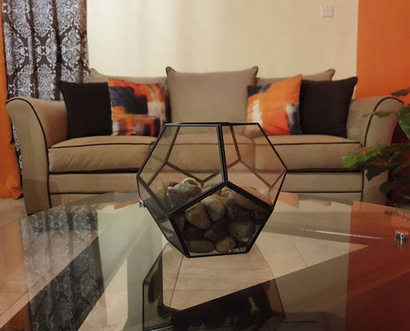 Simple eye-catching decor. Terrarium vase with polished river stones.