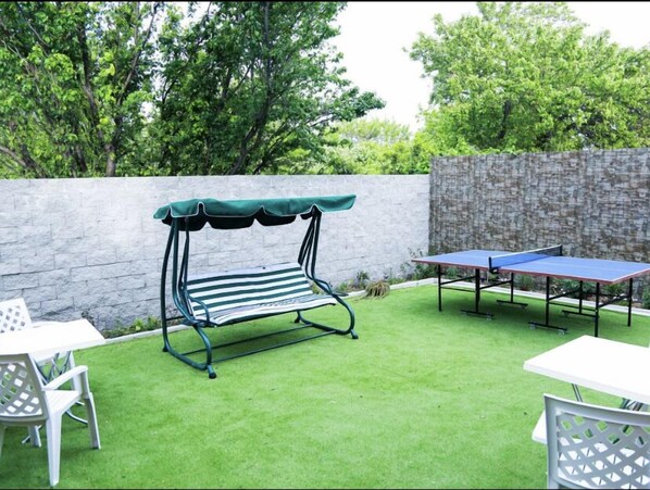 Our garden with outside furniture,barbecue area and ping pong table ❤️