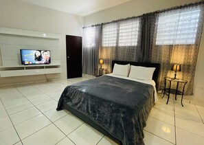 Queen side bed, memory foam mattress, smart Tv with many streaming APPs