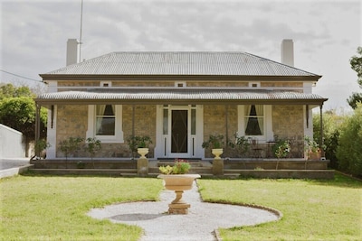 Quiet Romantic Stone Cottage in Angaston, Barossa Valley. Complementary wine.