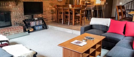 Welcome to your home away from home
Lots of space to dine, unwind & relax