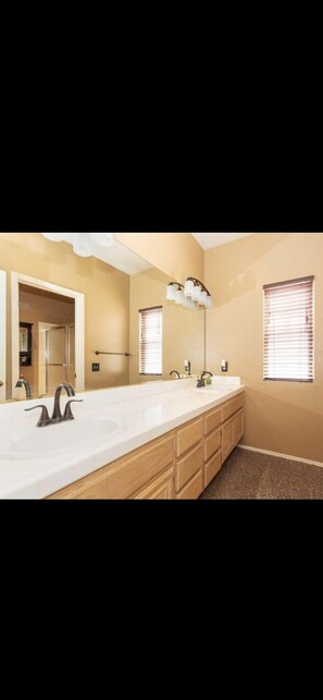 Upstairs full bathroom 