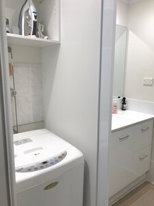 Spacious, 2BR modern apartment on Melbourne St-  Perfect location Free WIFI, 