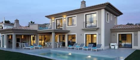Luxurious Algarve Villa | Villa Manou | 5 Bedrooms | Private Heated pool & 300m from the Beach | Carvoeiro