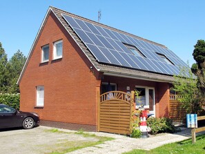 Plant, Sky, Window, Wheel, Building, Vehicle, House, Car