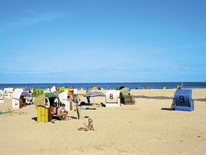 Water, Sky, Cloud, Beach, Shade, Coastal And Oceanic Landforms, Leisure, Horizon