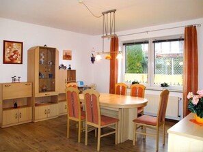 Room, Furniture, Property, Dining Room, Interior Design, Ceiling, Building, Floor, Table, House
