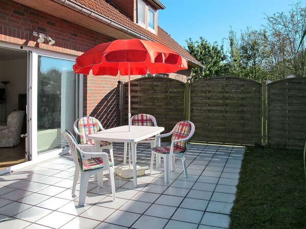 Property, Umbrella, Patio, Building, Backyard, House, Real Estate, Shade, Outdoor Table, Yard