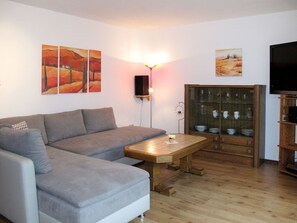 Furniture, Room, Property, Living Room, Interior Design, Floor, Building, Table, House, Hardwood