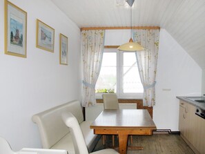 Propriété, Pièce, Meubles, Design Intérieur, Bâtiment, Maison, Sol, Immobilier, Table, Plafond