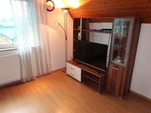 Cabinetry, Bois, Design Intérieur, Sol, Sol, Tache De Bois, Dur, Bâtiment, Électroménager, Salle