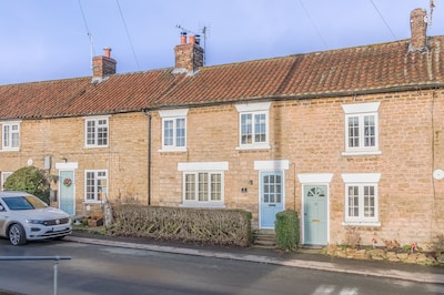 Abacus Cottage  ❤ dog friendly 2 bed cottage  ❤ a rural walk or a trip to York! 