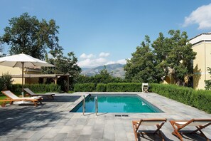 Building Exterior, Outdoor, Pool