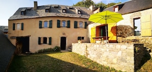 La maison vue de la cour intérieure