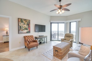 Living Room | Free WiFi | Sleeper Sofa | Single-Story Property