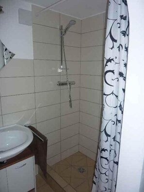 Helle Ferienwohnung (40qm) für maximal zwei Personen-Dusche