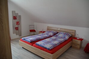 Großzügige 3 Sterne-Ferienwohnung mit großem Balkon und Gartenblick-Schlafzimmer 1 mit Doppelbett