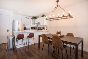 Diningroom and bar seating